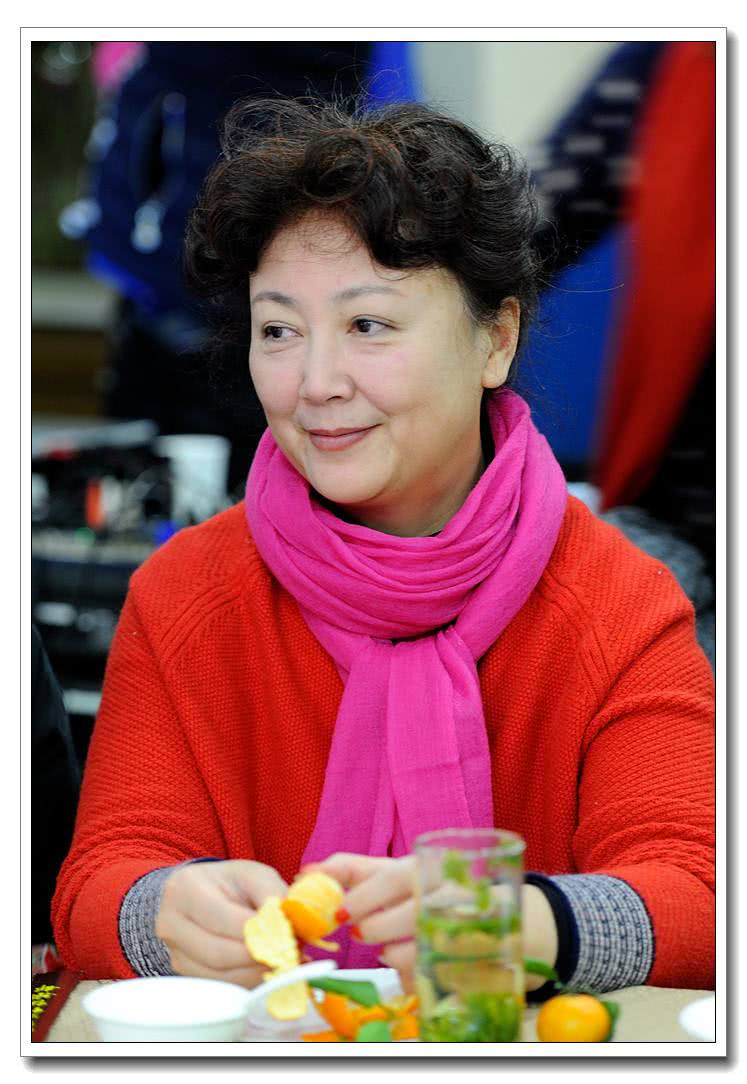 天生丽质,23岁走红,老公为支持她拍戏包揽家务,61岁气质好