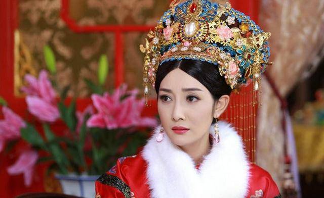 一继后,比嫡皇后还风光,生二子一女,大清三代帝王将她宠上天