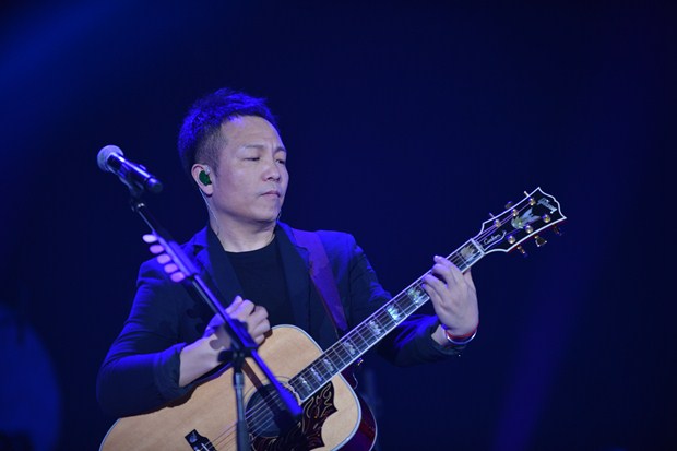 那些年许巍告诉我们生活不止眼前的苟且，教给我们什么是摇滚|许巍|摇滚|摇滚乐_新浪新闻