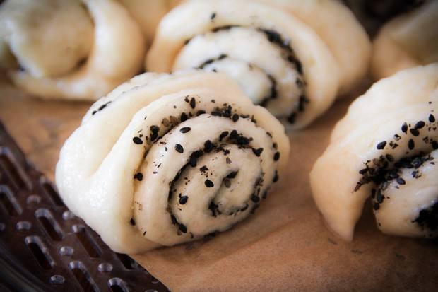 【椒盐黑芝麻花卷】