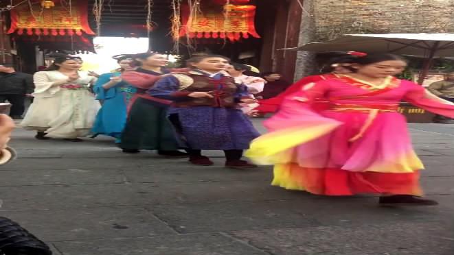 【杭州宋城王员外楼上演出】背景音乐好熟悉,