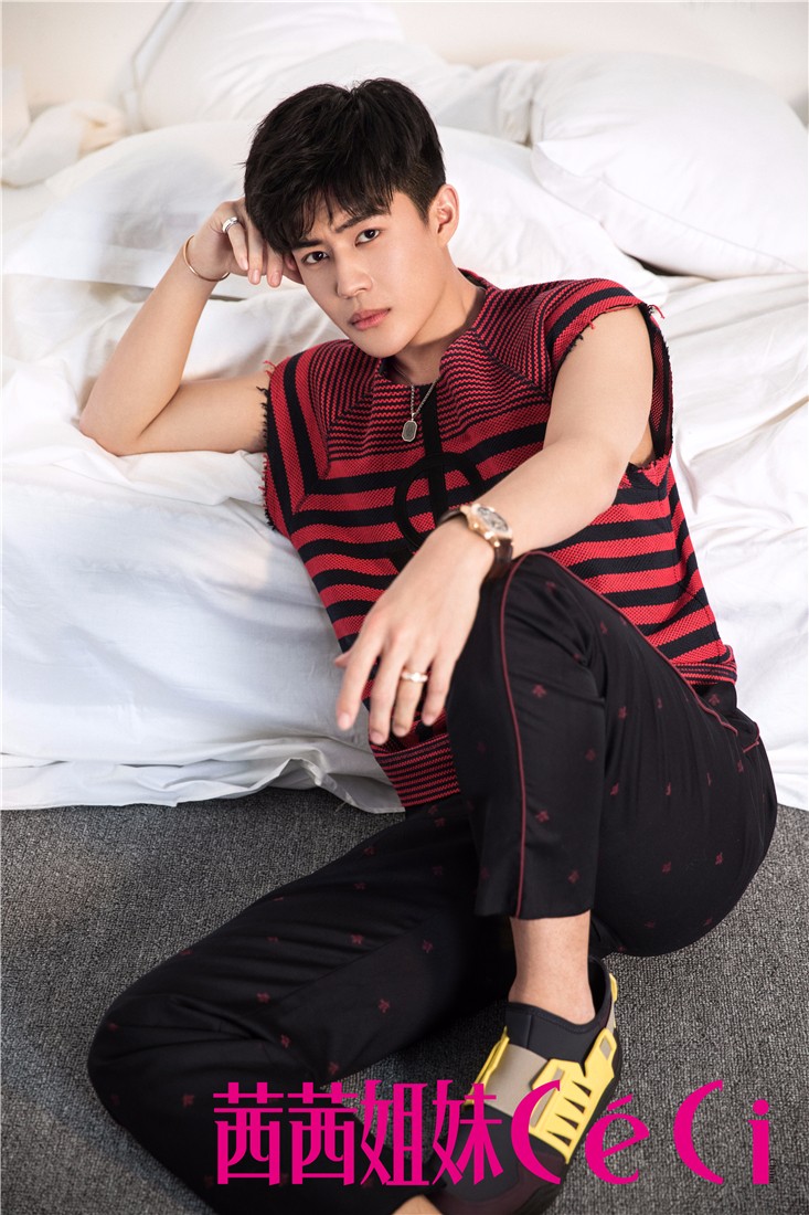 于济玮盛夏写真曝光 化身明朗少年清爽有型