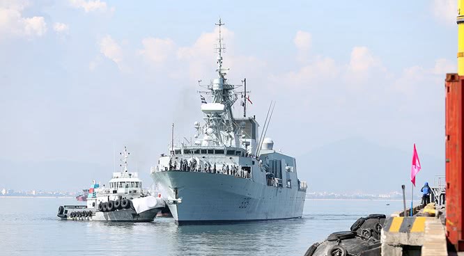 9月26日,加拿大皇家海军的卡尔加里号导弹护卫舰和补给舰抵达越南天沙