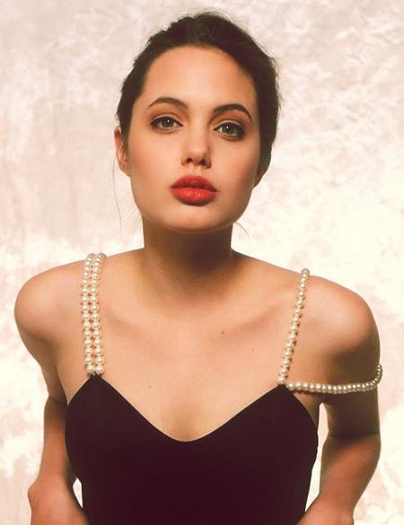 22岁美女为变成安吉丽娜朱莉整容五十多次,竟越来越像僵尸新娘!