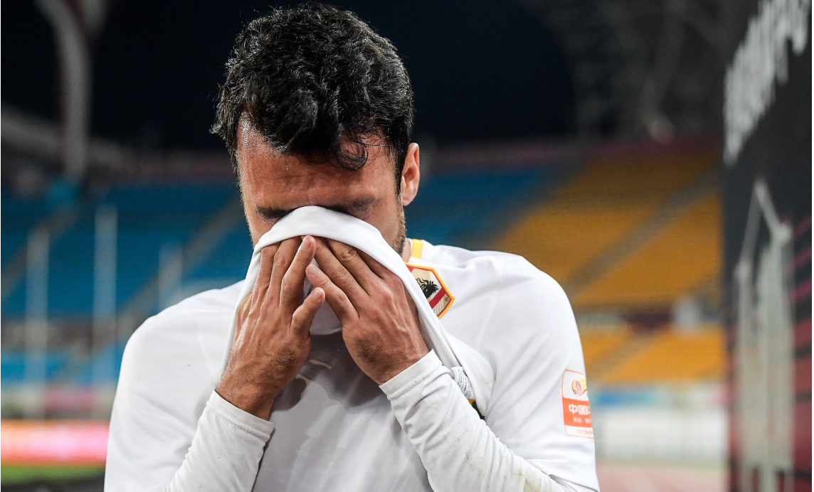 心痛!贵州恒丰降级,球队老臣躲在墙角掩面痛哭