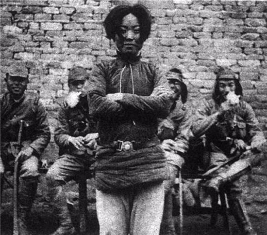 抗日老照片儿童和妇女都是幕后英雄女八路被俘时表情淡然