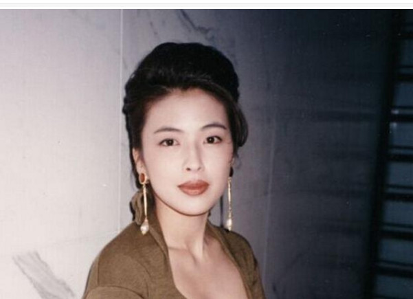 都说丈夫决定妻子的长相,如今罗美薇已经53岁了,可仍然美得不像话.