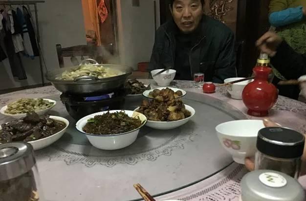 腊月去农村外婆家吃饭看到桌上的菜我不说话了