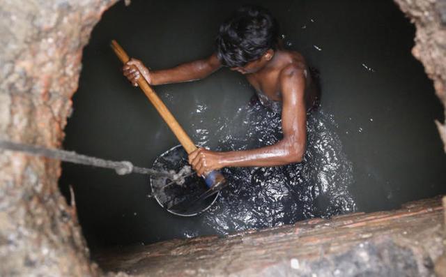 直击:印度下水道清理工现状,日薪38元,死亡率极高