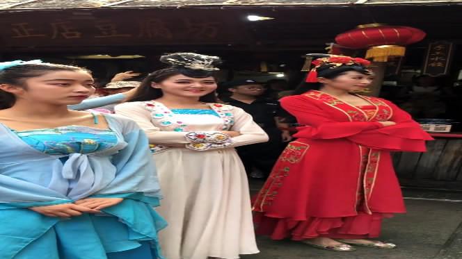 三大网红美女，还是中间的小姐姐小白最漂亮!杭州宋城街拍!