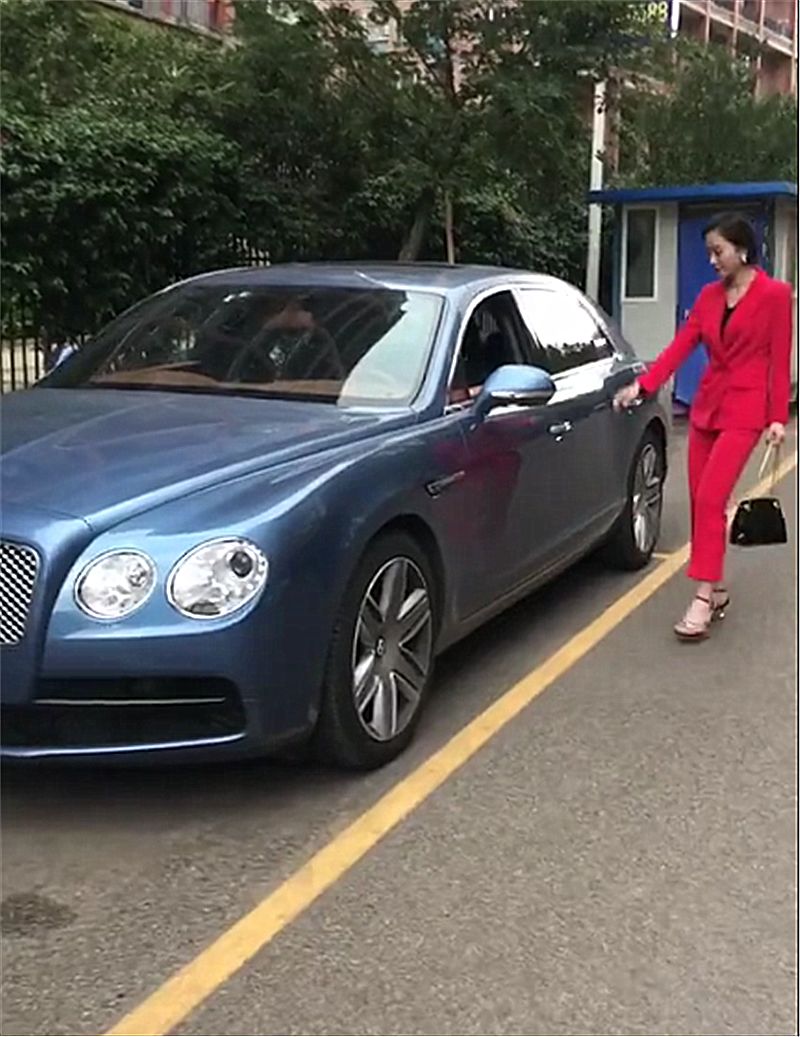 百万宾利现小区,本不会太注意,但女车主气质和身材实在太吸睛!