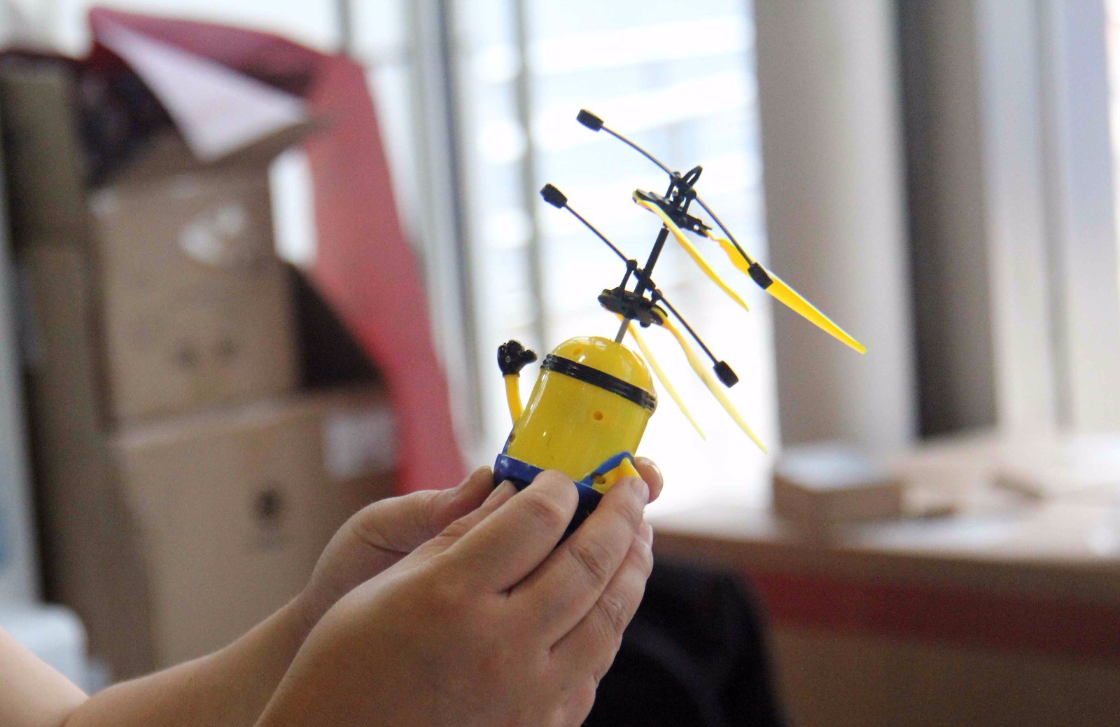 汽车站候车大厅里一位小伙子一直摆弄这小玩具,看上去好好玩