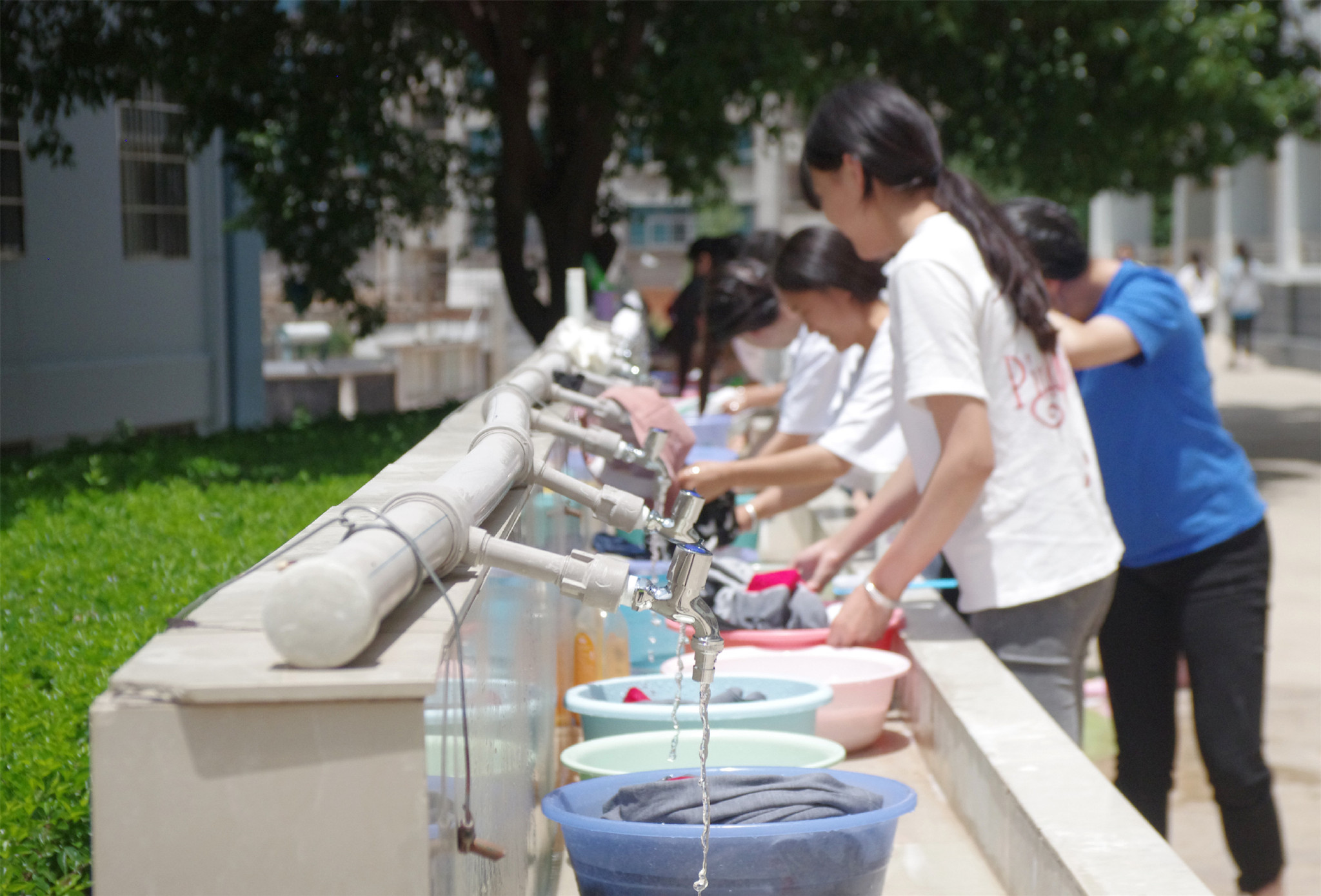 你知道吗水龙头的好坏与身体健康息息相关,然而很多学校还在使用有