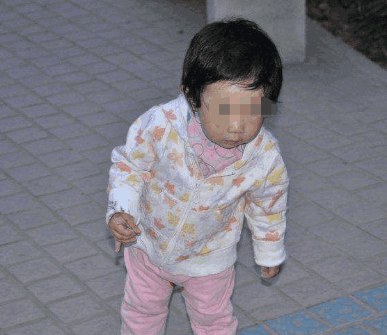 妈妈半夜醒来发现宝宝失踪了, 等看到孩子时却被吓得不敢动