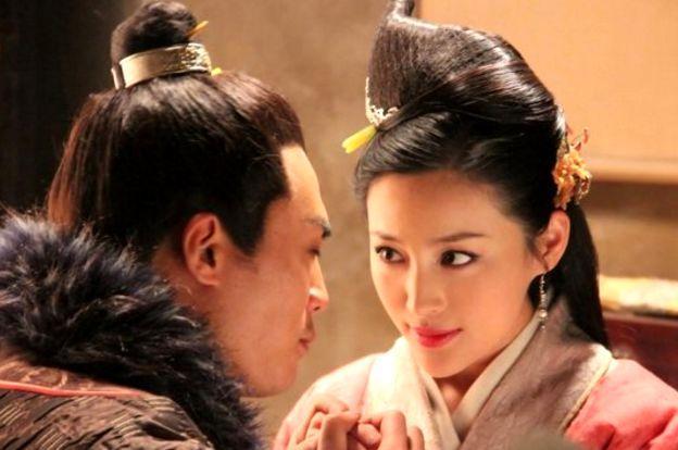 她17岁丧夫守寡,人前风光,私下却用这种方式,度过漫漫长夜