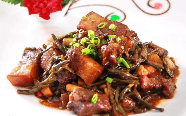 干豆角红烧肉,肉的油被豆角吸收,肉肥而不腻,豆角软香回味弹牙