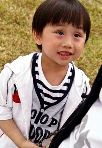 童星仅13岁作品17部, 年赚千万供继母整容费, 如今长残被父亲狠甩