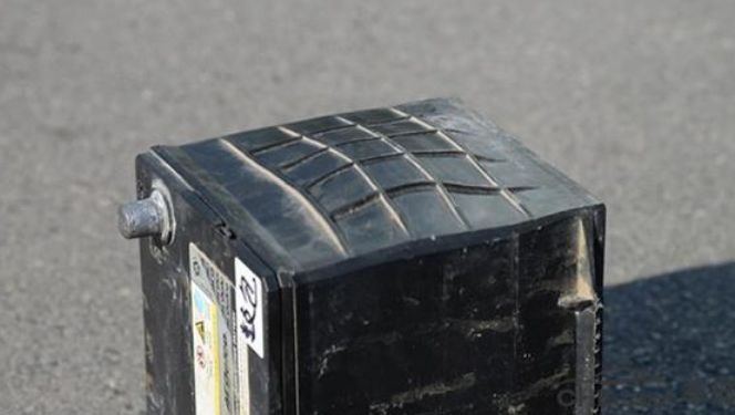 新车 正文 电瓶使用中,很多车友有的陋习就是下车后空调,音箱,电子狗