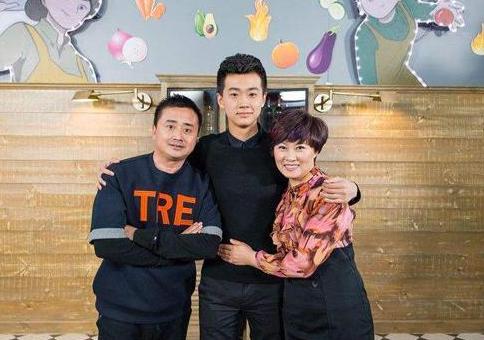 44岁赵海燕近照其乐融融,闫光明体贴儿子孝顺,幸福的一家子