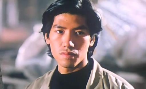 张耀扬,因在香港古惑仔电影中饰演"乌鸦"出名,每次看他出场的样子真的