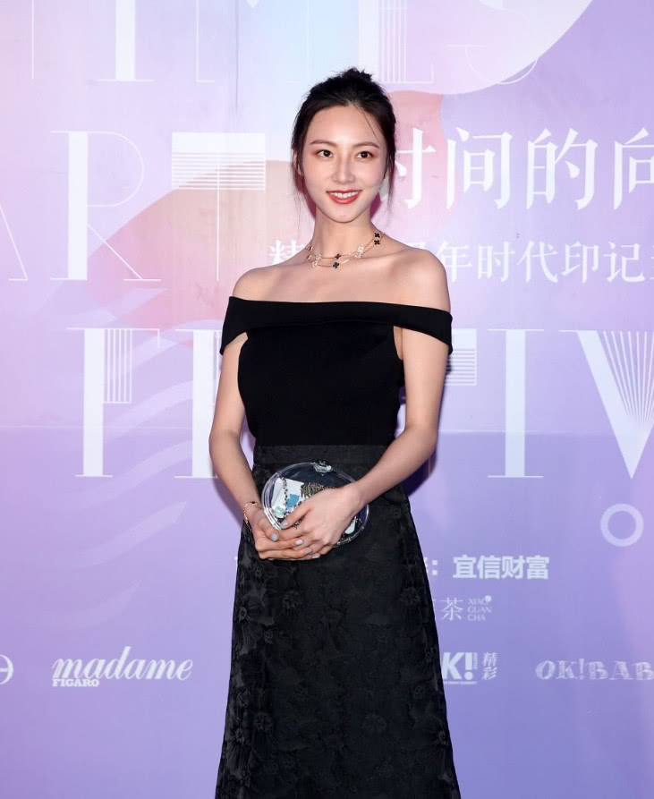 陈雅婷打扮低调,却难掩豪门千金的气质,难怪王思聪为她破例