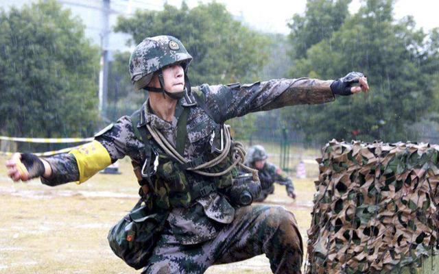 手榴弹不按操典投掷到40m外也没关系吗扔手榴弹小聪明耍不得