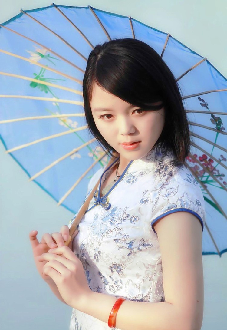 一个有着南方民族风情的江南女子