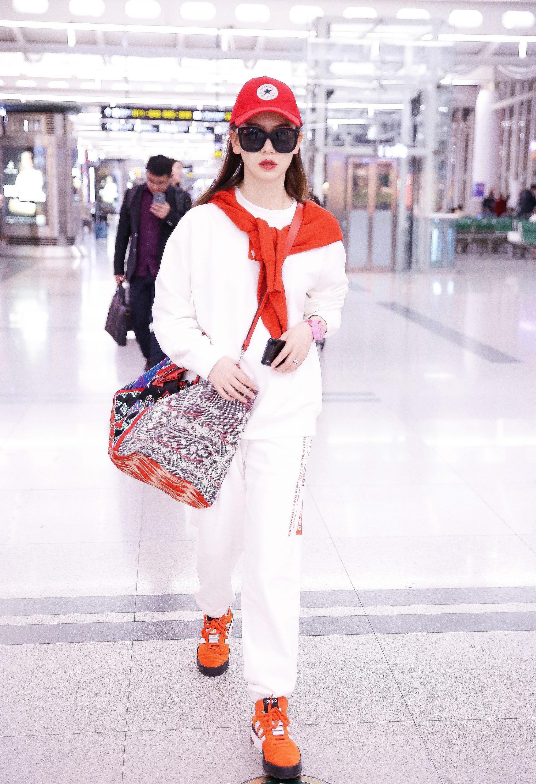 近日,戚薇现身北京首都机场,通过简单的色彩搭配,把一身白色运动套装