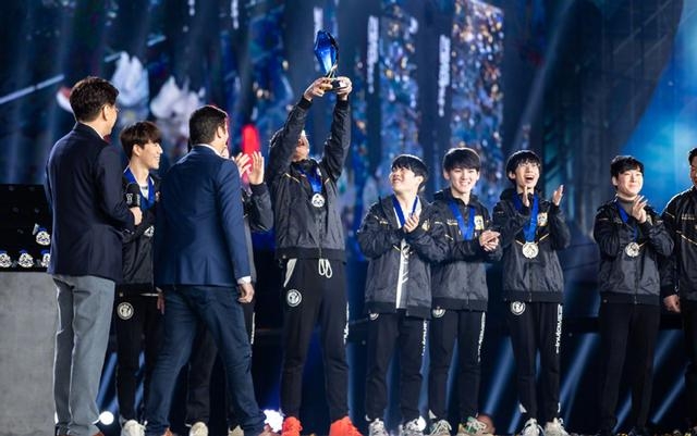 lol笑笑透露:ig夺冠后吃鸡基本没人玩了,很多大主播都回lol了