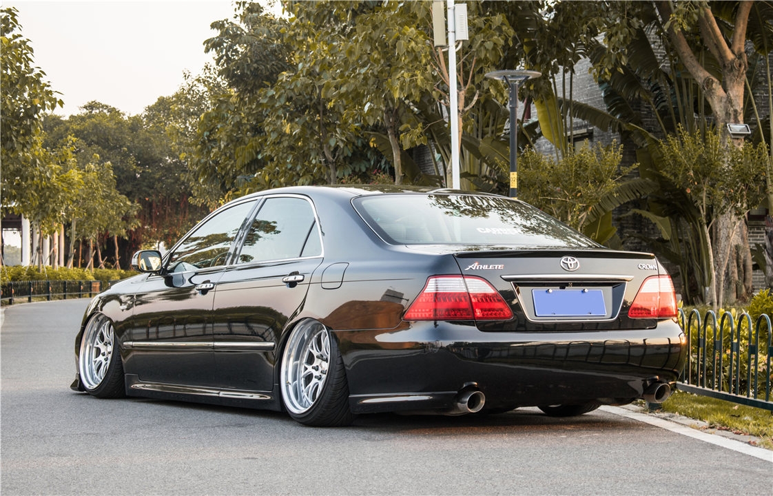 处女座改装玩家有多洁癖这辆低趴丰田皇冠告诉你