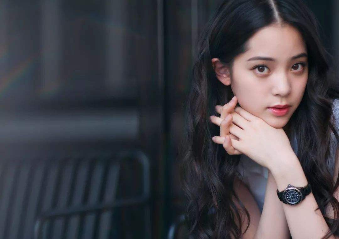 欧阳娜娜即兴cos:坏萌皇后惹人爱,黑嘴唇的蕾哈娜却吓坏同学