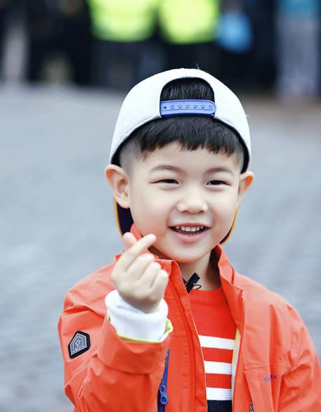 沙溢安吉机场照被疑炒作,安吉长腿戏睛,不过小小年纪就驼背了?