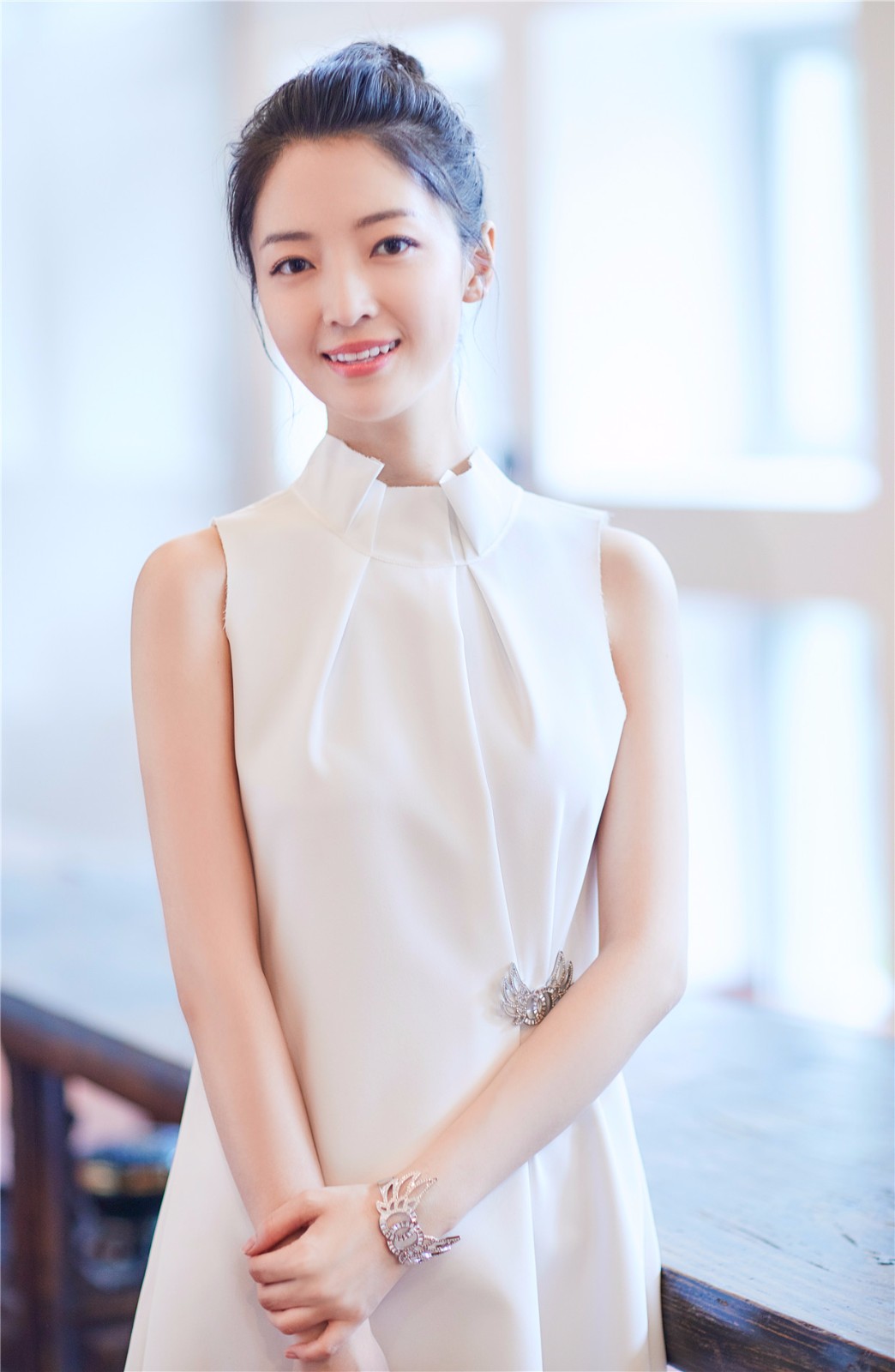 刘熙阳优雅白裙亮相《一纸婚约》首映礼 闺蜜杨紫现场送祝福