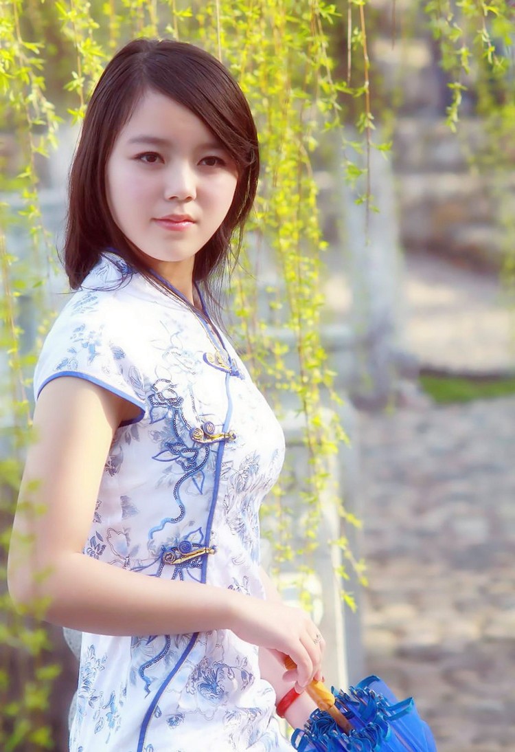 一个有着南方民族风情的江南女子