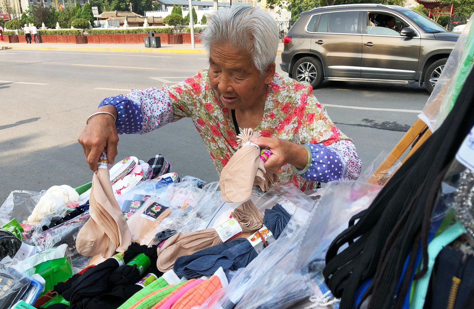 78岁老人骑车13公里摆摊 不想给4子女添负担_新浪看点