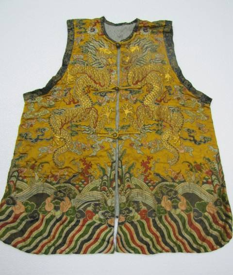 大清黄马褂,穿上有罪,脱下来也有罪,玄机都藏在胸前的扣子上