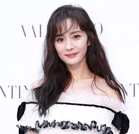 杨幂新发型仙到爆炸!空气感刘海又流行回来,好打理又减龄!