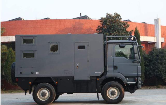 是一辆卡车,而是基于德国大众旗下man牌卡车改造的而来的一款越野房车