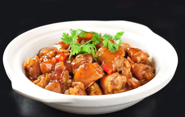 美食大厨教你:"红烧猪蹄"的家常做法,香滑可口,先收藏
