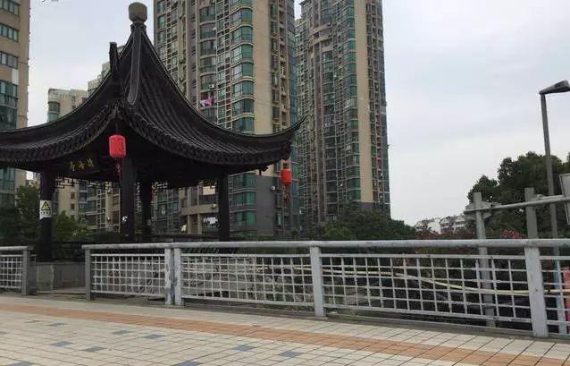 当时,莲蓉桥,亭子桥和南门外清宁桥(后改为清明桥)并