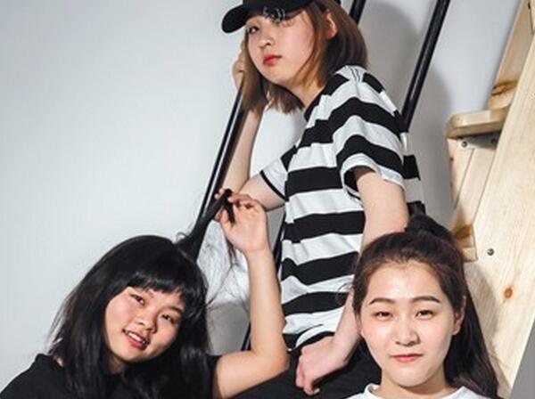 近日,3unshine组合再爆一组写真,这一次三个人一改