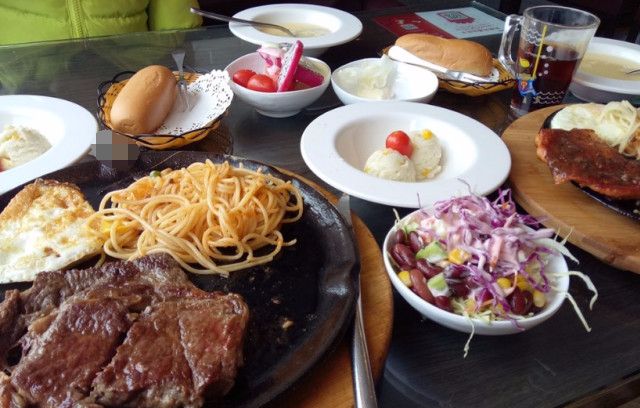 装熟客点3分熟,吃一半时跑厕所,店员:让你装|牛排|熟客|西餐厅_新浪