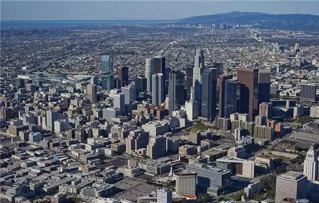 而且整个洛杉矶不止是高楼大夏比较少见,而且更加让这么两个中国美女