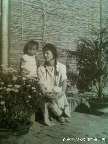 扎着两个辫子的林徽因,手扶着梁再冰.