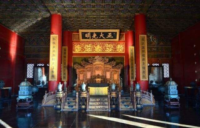 皇帝居住的乾清宫里,竟然摆有整整二十七张床!到底为什么?