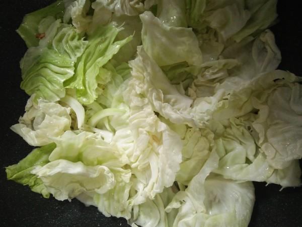 倒入连白菜炒软5.锅中倒油炒姜蒜在放入干辣椒花椒炒香4.干辣椒切圈3.