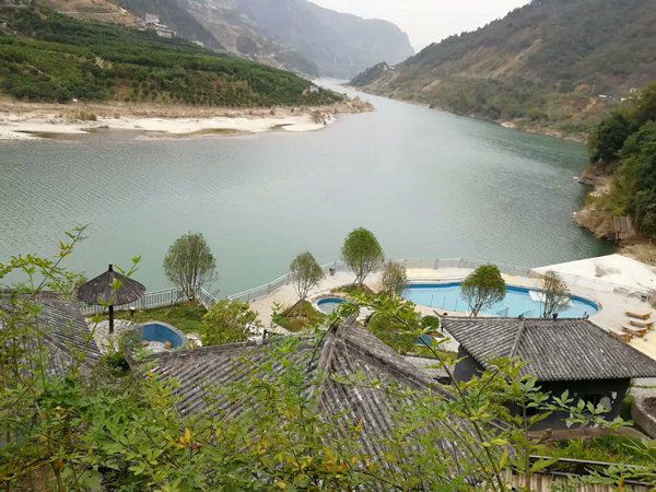 清江温泉度假村(长阳盐池温泉度假区), 与盐井寺隔路相望,毗邻水布垭