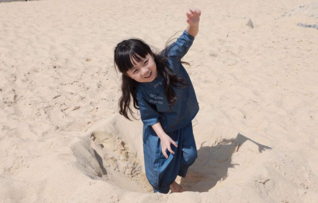 5岁小山竹超感性,陪妈妈去看电影被感动的直流眼泪,哭成泪人!