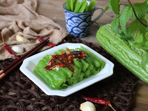 苦瓜蘸酱,清热消暑,健脾开胃,口感清脆,极其爽口,超解油腻