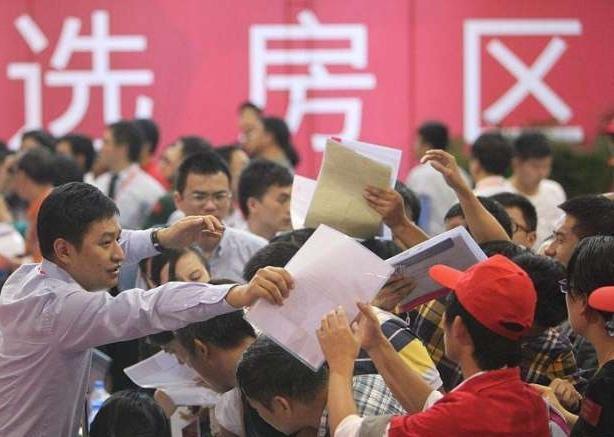 建议别人去租房,自己却去售楼部排队抢房|租房|买房|售楼部_新浪新闻